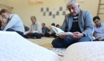 برگزاری محفل انس با قرآن کریم همراه با بیان نکات تفسیری و مفاهیم قرآنی در مرکز تحقیقات همدان