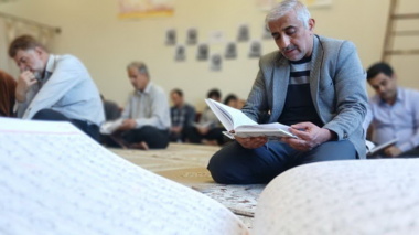 برگزاری محفل انس با قرآن کریم همراه با بیان نکات تفسیری و مفاهیم قرآنی در مرکز تحقیقات همدان