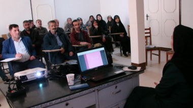 برگزاری کلاس آموزشی و ترویجی با موضوع " تولید انواع کمپوست " در شهرستان ملایر