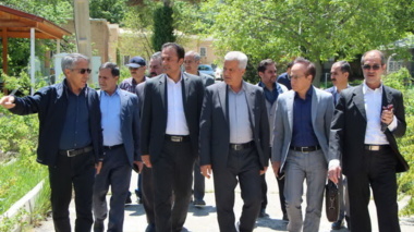 بازدید معاون توسعه مدیریت و منابع انسانی استانداری از باغ گیاهان دارویی همدان
